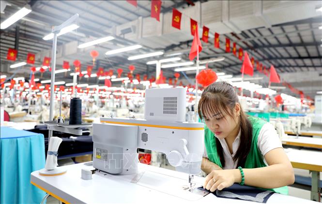 Xí nghiệp Veston Hưng Hà (thuộc Tổng công ty May 10, xã Hưng Hà) đầu tư máy may sử dụng công nghệ AI để phục vụ sản xuất. (Ảnh: Thế Duyệt/TTXVN)